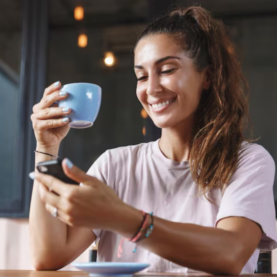 Mulher feliz lendo no celular