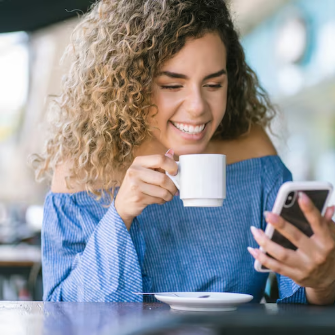 Mulher feliz lendo no celular